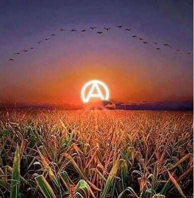 En la klaraj ventoj, sen mastro aŭ leĝo,Anarkio dancas, libera de ĉia emocio.