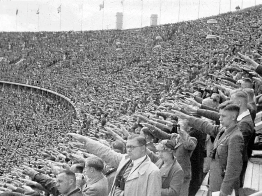★ LE FASCISME ET LA GUERRE