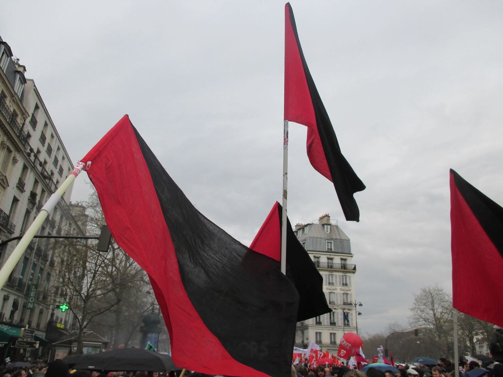 ★ EMPARONS-NOUS DE LA POLITIQUE AVEC LE COMMUNISME LIBERTAIRE
